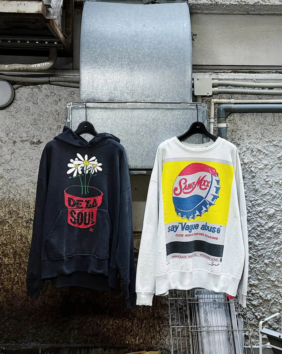 SAINT Mxxxxxx × DE LA SOUL DLS_HOODIE/DE LA SOUL/BLK DE LA SOUL co-branded potted plant destruction hoodie, washed black S-XL, a very important hoodie this season. It embodies the brand philosophy through the humorous potted plant and slogan design. In addition, through a large number of hand-made fraying, cutting and other damage processing, as well as heavy washing and oxidative fading treatment, a perfect Vintage effect is created. Original mold opening Customized co-branded main mark and wash water mark, correct version